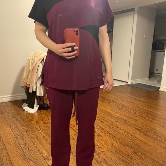 GREYS ANATOMY NEW SCRUBS - Picture 2 of 7